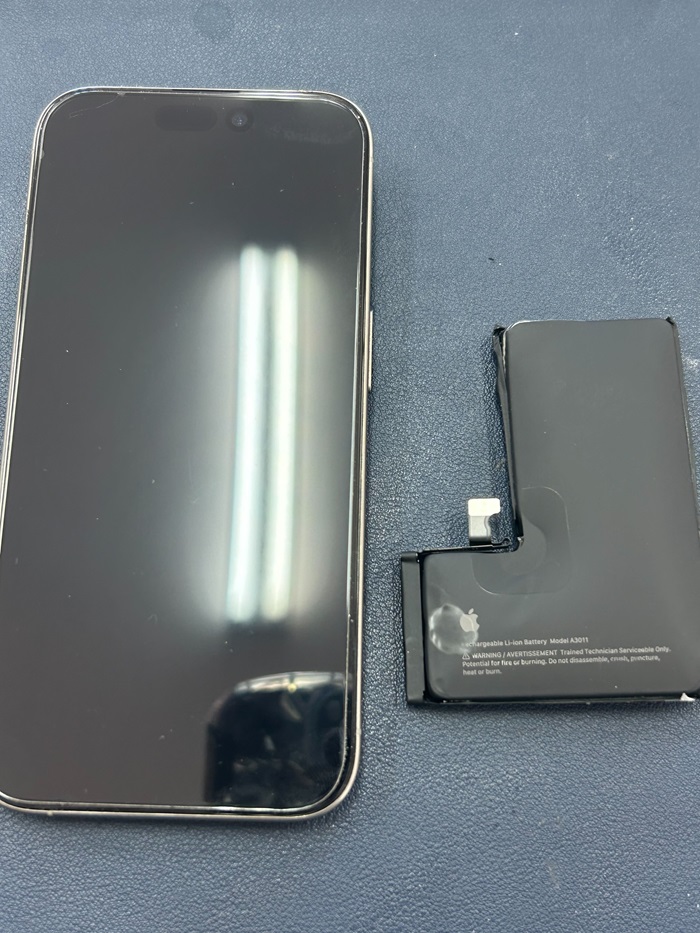 岡崎市】iPhone 15 Pro 画面浮いている！？ バッテリー膨張修理